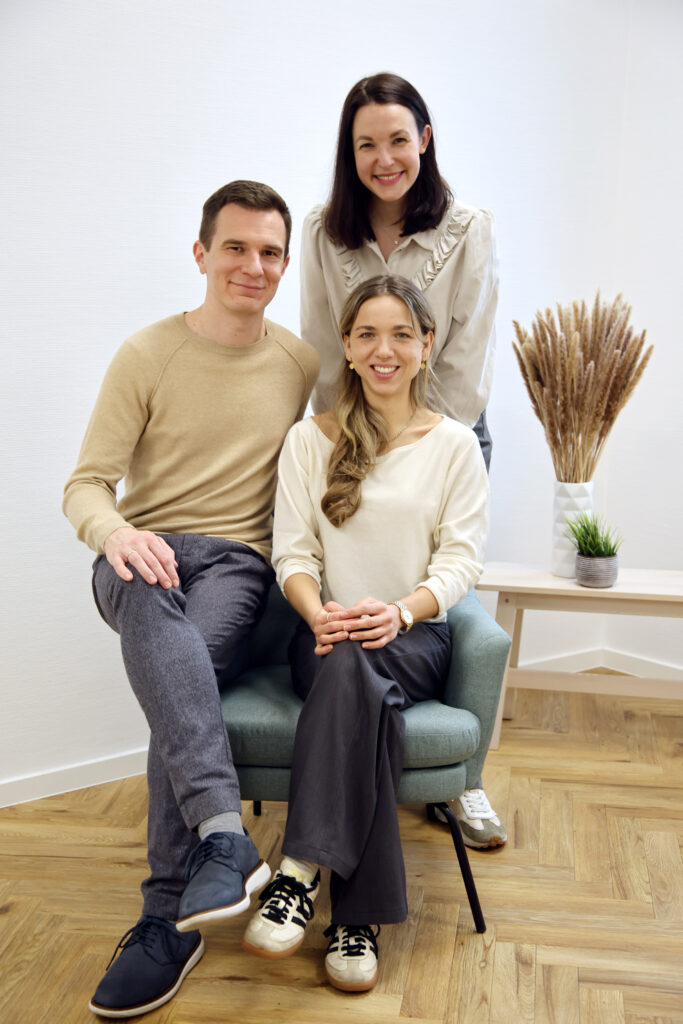 Charleen, Sarah, Paul Charleen, Paul und Sarah sitzen um einen Sessel verteilt